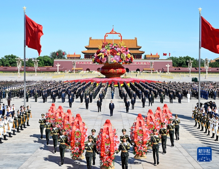 9月30日上午，黨和國(guó)家領(lǐng)導(dǎo)人習(xí)近平、李強(qiáng)、趙樂(lè)際、王滬寧、蔡奇、丁薛祥、李希、韓正等來(lái)到北京天安門(mén)廣場(chǎng)，出席烈士紀(jì)念日向人民英雄敬獻(xiàn)花籃儀式。新華社記者 申宏 攝