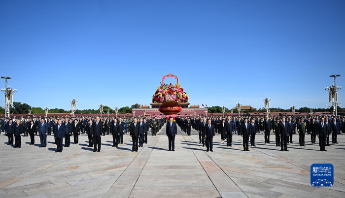 9月30日上午，黨和國(guó)家領(lǐng)導(dǎo)人習(xí)近平、李強(qiáng)、趙樂(lè)際、王滬寧、蔡奇、丁薛祥、李希、韓正等來(lái)到北京天安門(mén)廣場(chǎng)，出席烈士紀(jì)念日向人民英雄敬獻(xiàn)花籃儀式。新華社記者 謝環(huán)馳 攝