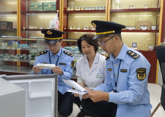 圖為執(zhí)法人員在一家藥店對(duì)利拉魯肽注射液的購進(jìn)票據(jù)、處方審核、銷售記錄等進(jìn)行檢查，同時(shí)排查利拉魯肽注射液線上銷售情況。