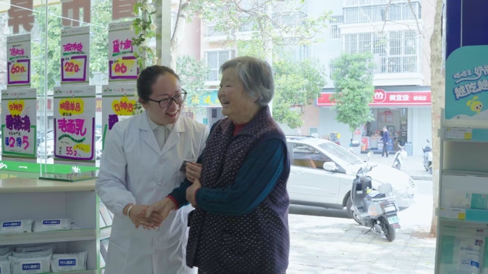 云南省一心堂藥業(yè)集團(tuán)股份有限公司蒙自云霞路連鎖店呂文瓊（工作照2）
