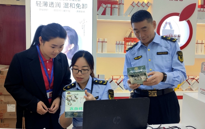 圖為10月24日，該局執(zhí)法人員在一家化妝品專(zhuān)賣(mài)店抽取化妝品樣本。