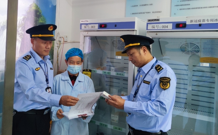 圖為10月30日該局執(zhí)法人員在白舍鎮(zhèn)中心衛(wèi)生院檢查疫苗質(zhì)量情況。