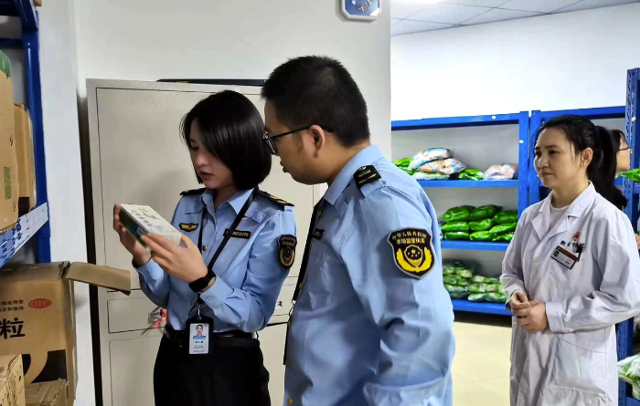 圖為10月24日，重慶市涪陵區(qū)義和、敦仁兩個街道市場監(jiān)管所執(zhí)法人員在敦仁街道一藥品經(jīng)營單位的倉庫開展藥械市場交叉檢查。