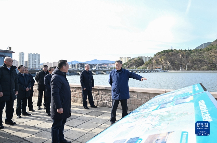 11月10日，中共中央總書記、國家主席、中央軍委主席習(xí)近平在北京、河北考察災(zāi)后恢復(fù)重建工作。這是10日上午，習(xí)近平在北京門頭溝永定河三家店引水樞紐考察。新華社記者 燕雁 攝