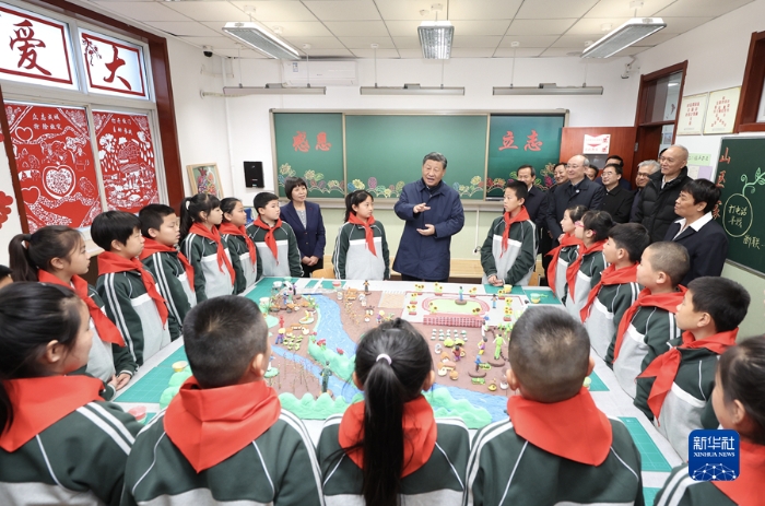 11月10日，中共中央總書記、國家主席、中央軍委主席習(xí)近平在北京、河北考察災(zāi)后恢復(fù)重建工作。這是10日上午，習(xí)近平在北京門頭溝妙峰山民族學(xué)校，同師生們親切交流。新華社發(fā)（盛佳鵬攝）