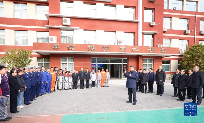 11月10日，中共中央總書記、國家主席、中央軍委主席習(xí)近平在北京、河北考察災(zāi)后恢復(fù)重建工作。這是10日上午，習(xí)近平在北京門頭溝妙峰山民族學(xué)校，親切慰問因公犧牲烈士家屬和參與防汛抗洪救災(zāi)的基層黨員干部群眾、消防及應(yīng)急救援人員、國企職工、志愿者代表等。新華社記者 鞠鵬 攝