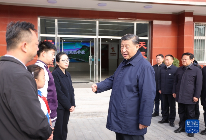 11月10日，中共中央總書記、國家主席、中央軍委主席習(xí)近平在北京、河北考察災(zāi)后恢復(fù)重建工作。這是10日上午，習(xí)近平在北京門頭溝妙峰山民族學(xué)校，親切慰問因公犧牲烈士家屬。新華社記者 鞠鵬 攝