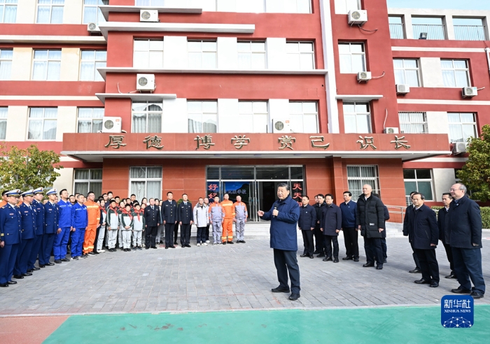 11月10日，中共中央總書記、國家主席、中央軍委主席習(xí)近平在北京、河北考察災(zāi)后恢復(fù)重建工作。這是10日上午，習(xí)近平在北京門頭溝妙峰山民族學(xué)校，親切慰問因公犧牲烈士家屬和參與防汛抗洪救災(zāi)的基層黨員干部群眾、消防及應(yīng)急救援人員、國企職工、志愿者代表等。新華社記者 燕雁 攝