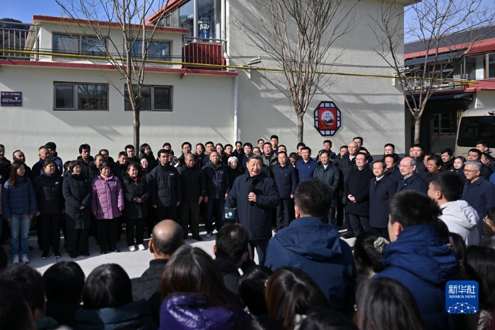 11月10日，中共中央總書記、國家主席、中央軍委主席習(xí)近平在北京、河北考察災(zāi)后恢復(fù)重建工作。這是10日上午，習(xí)近平在北京門頭溝妙峰山鎮(zhèn)水峪嘴村考察時，同當(dāng)?shù)厝罕娪H切交流。新華社記者 岳月偉 攝