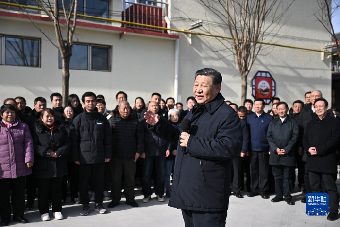 11月10日，中共中央總書記、國家主席、中央軍委主席習(xí)近平在北京、河北考察災(zāi)后恢復(fù)重建工作。這是10日上午，習(xí)近平在北京門頭溝妙峰山鎮(zhèn)水峪嘴村考察時，同當(dāng)?shù)厝罕娪H切交流。新華社記者 燕雁 攝