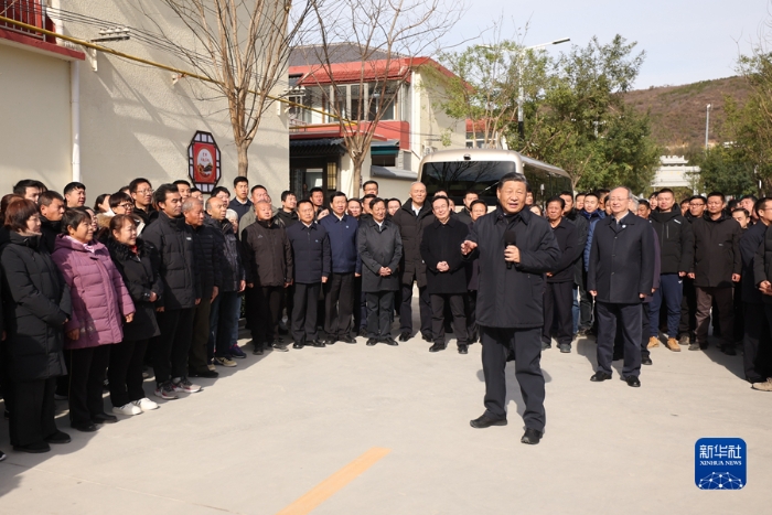 11月10日，中共中央總書記、國家主席、中央軍委主席習(xí)近平在北京、河北考察災(zāi)后恢復(fù)重建工作。這是10日上午，習(xí)近平在北京門頭溝妙峰山鎮(zhèn)水峪嘴村考察時，同當(dāng)?shù)厝罕娪H切交流。新華社記者 鞠鵬 攝