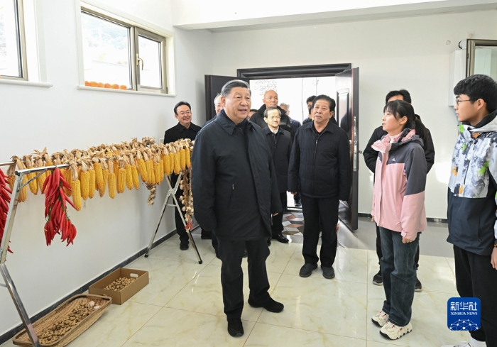 11月10日，中共中央總書記、國家主席、中央軍委主席習(xí)近平在北京、河北考察災(zāi)后恢復(fù)重建工作。這是10日上午，習(xí)近平在北京門頭溝妙峰山鎮(zhèn)水峪嘴村村民李盟家看望慰問，了解房屋受損、修繕和冬季取暖等情況。新華社記者 燕雁 攝