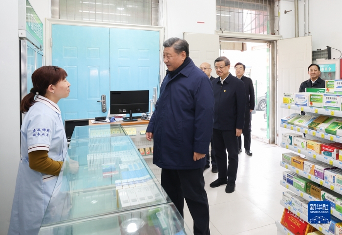 11月10日，中共中央總書記、國家主席、中央軍委主席習(xí)近平在北京、河北考察災(zāi)后恢復(fù)重建工作。這是10日下午，習(xí)近平在河北保定涿州市雙塔街道永濟(jì)秀園小區(qū)門口藥店，了解經(jīng)營恢復(fù)情況。新華社記者 王曄 攝