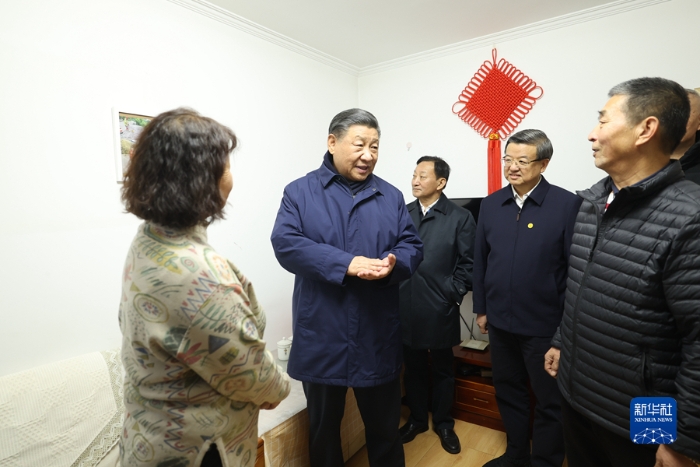 11月10日，中共中央總書記、國家主席、中央軍委主席習(xí)近平在北京、河北考察災(zāi)后恢復(fù)重建工作。這是10日下午，習(xí)近平在河北保定涿州市雙塔街道永濟(jì)秀園小區(qū)居民董彩英家看望慰問。新華社記者 鞠鵬 攝