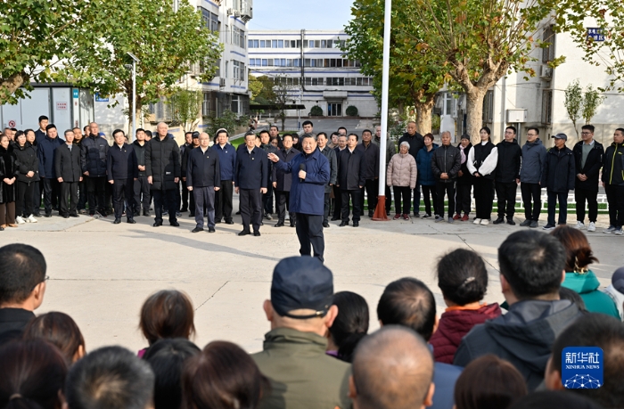 11月10日，中共中央總書記、國家主席、中央軍委主席習(xí)近平在北京、河北考察災(zāi)后恢復(fù)重建工作。這是10日下午，習(xí)近平在河北保定涿州市雙塔街道永濟(jì)秀園小區(qū)考察時，同小區(qū)居民們親切交流。新華社記者 殷博古 攝