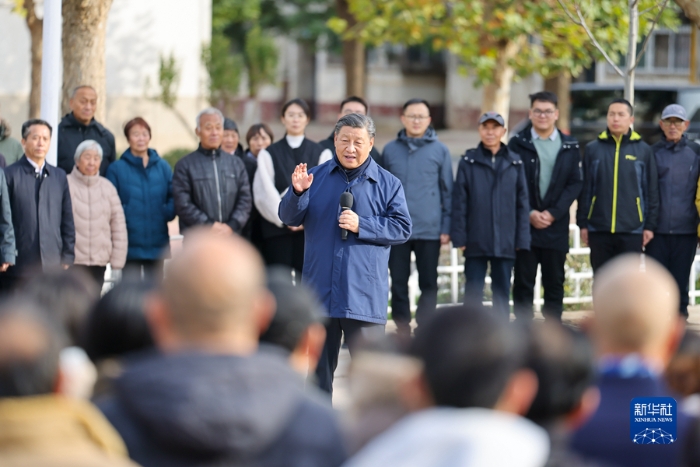 11月10日，中共中央總書記、國家主席、中央軍委主席習(xí)近平在北京、河北考察災(zāi)后恢復(fù)重建工作。這是10日下午，習(xí)近平在河北保定涿州市雙塔街道永濟(jì)秀園小區(qū)考察時，同小區(qū)居民們親切交流。新華社發(fā)（盛佳鵬攝）