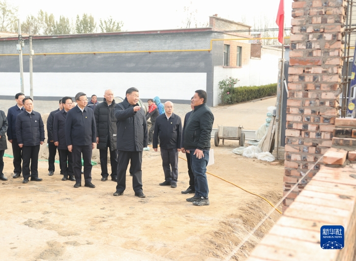 11月10日，中共中央總書記、國家主席、中央軍委主席習(xí)近平在北京、河北考察災(zāi)后恢復(fù)重建工作。這是10日下午，習(xí)近平在河北保定涿州市刁窩鎮(zhèn)萬全莊村房屋重建施工現(xiàn)場考察。新華社記者 鞠鵬 攝