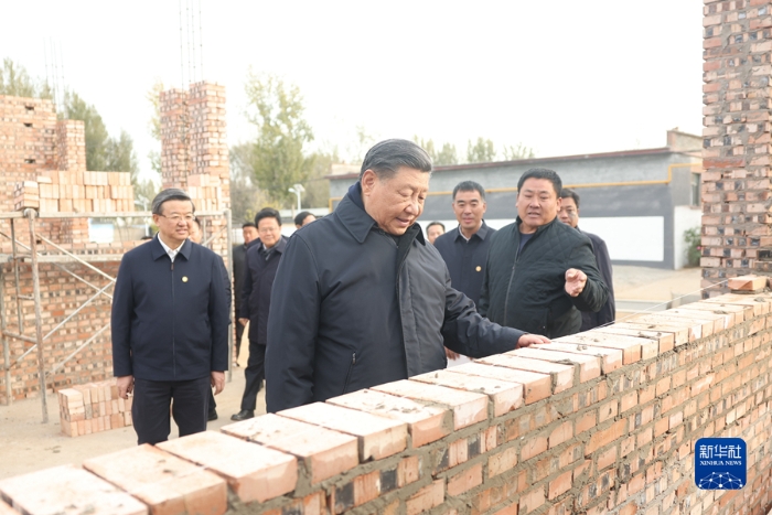 11月10日，中共中央總書記、國家主席、中央軍委主席習(xí)近平在北京、河北考察災(zāi)后恢復(fù)重建工作。這是10日下午，習(xí)近平在河北保定涿州市刁窩鎮(zhèn)萬全莊村房屋重建施工現(xiàn)場考察。新華社記者 鞠鵬 攝