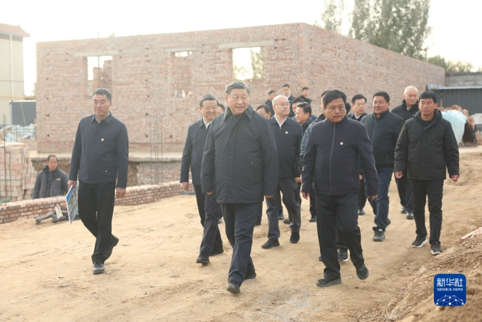 11月10日，中共中央總書記、國家主席、中央軍委主席習(xí)近平在北京、河北考察災(zāi)后恢復(fù)重建工作。這是10日下午，習(xí)近平在河北保定涿州市刁窩鎮(zhèn)萬全莊村房屋重建施工現(xiàn)場考察。新華社記者 鞠鵬 攝