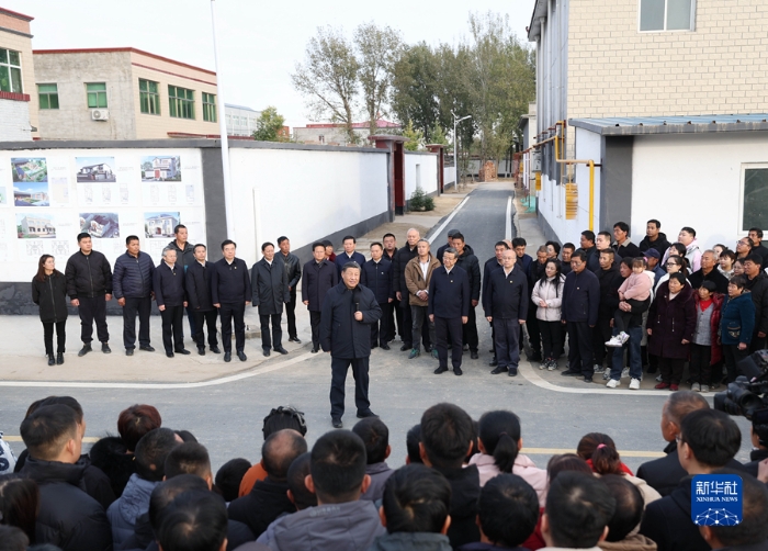 11月10日，中共中央總書記、國家主席、中央軍委主席習(xí)近平在北京、河北考察災(zāi)后恢復(fù)重建工作。這是10日下午，習(xí)近平在河北保定涿州市刁窩鎮(zhèn)萬全莊村考察時，同村民們親切交流。新華社記者 丁海濤 攝
