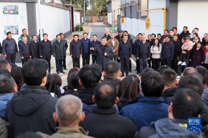 11月10日，中共中央總書記、國家主席、中央軍委主席習(xí)近平在北京、河北考察災(zāi)后恢復(fù)重建工作。這是10日下午，習(xí)近平在河北保定涿州市刁窩鎮(zhèn)萬全莊村考察時，同村民們親切交流。新華社發(fā)（盛佳鵬攝）