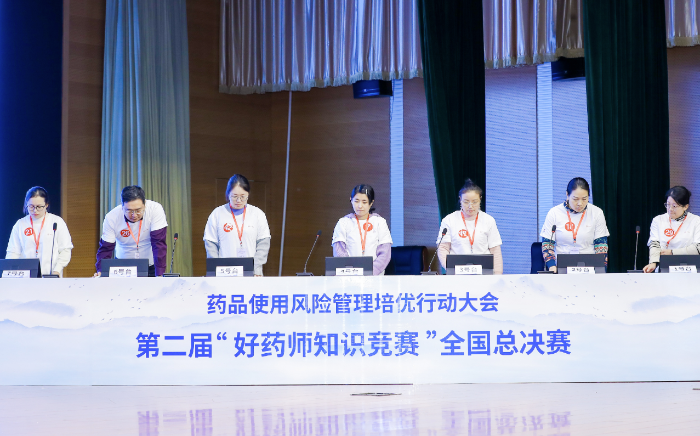 圖為決賽第三輪搶答環(huán)節(jié)，藥店組選手聽題準(zhǔn)備搶答。