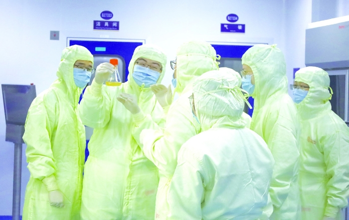 圖為浙江省藥品檢查中心組織檢查員在藥品生產(chǎn)企業(yè)開展實(shí)訓(xùn)。??浙江省藥品檢查中心供圖