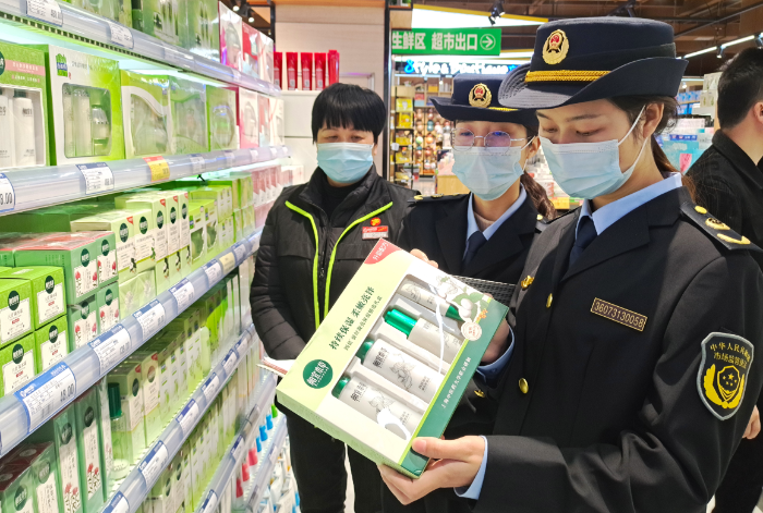 圖為11月22日，該局執(zhí)法人員在一家化妝品專(zhuān)賣(mài)店檢查產(chǎn)品標(biāo)簽。