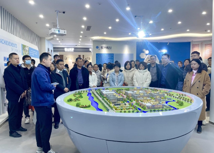 圖為參訓(xùn)人員在江蘇省制藥企業(yè)實(shí)地參觀學(xué)習(xí)。樊兆虎 攝