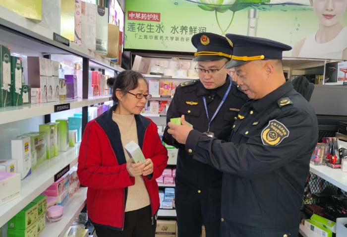 圖為11月29日，該局執(zhí)法人員在一家化妝品專賣店檢查產(chǎn)品標(biāo)簽。