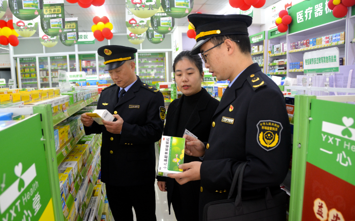 圖為11月29日，該局執(zhí)法人員在一家藥店檢查兒童藥品質(zhì)量。