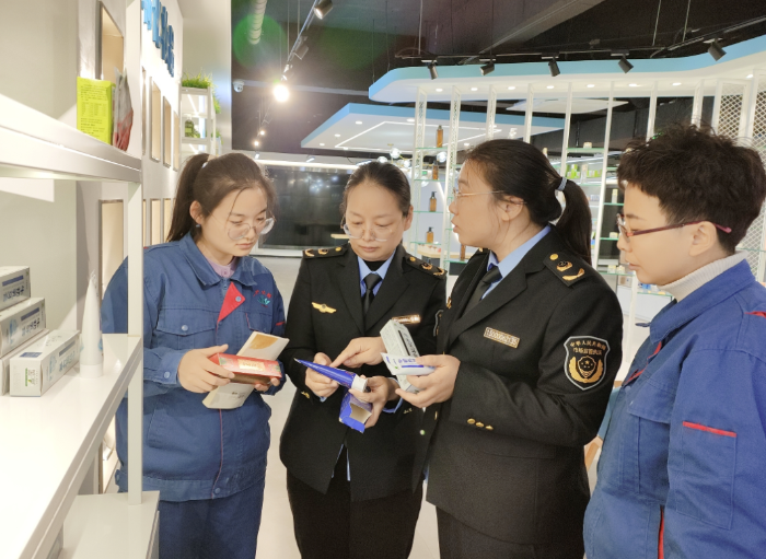 圖為該局監(jiān)管人員對企業(yè)牙膏標簽、配方標識進行現(xiàn)場指導(dǎo)。