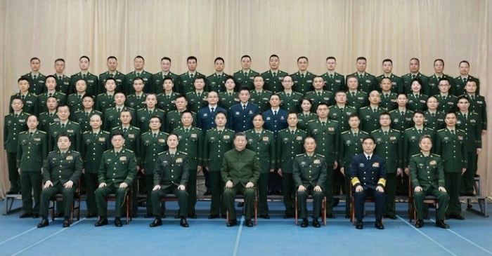 11月29日，中共中央總書記、國家主席、中央軍委主席習(xí)近平到武警海警總隊(duì)東海海區(qū)指揮部視察。這是習(xí)近平親切接見東海海區(qū)指揮部有關(guān)同志，同大家合影留念。新華社記者 李剛 攝