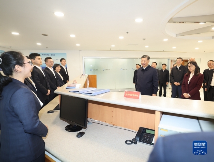 11月28日至12月2日，中共中央總書(shū)記、國(guó)家主席、中央軍委主席習(xí)近平在上?？疾?。這是11月28日下午，習(xí)近平在上海期貨交易所考察。新華社記者 王曄 攝2