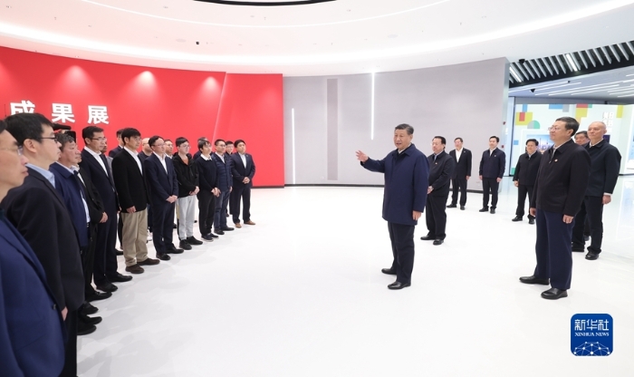 11月28日至12月2日，中共中央總書(shū)記、國(guó)家主席、中央軍委主席習(xí)近平在上?？疾?。這是11月28日下午，習(xí)近平在浦東新區(qū)張江科學(xué)城參觀上?？萍紕?chuàng)新成果展時(shí)，同科研人員代表親切交流。新華社記者 鞠鵬 攝