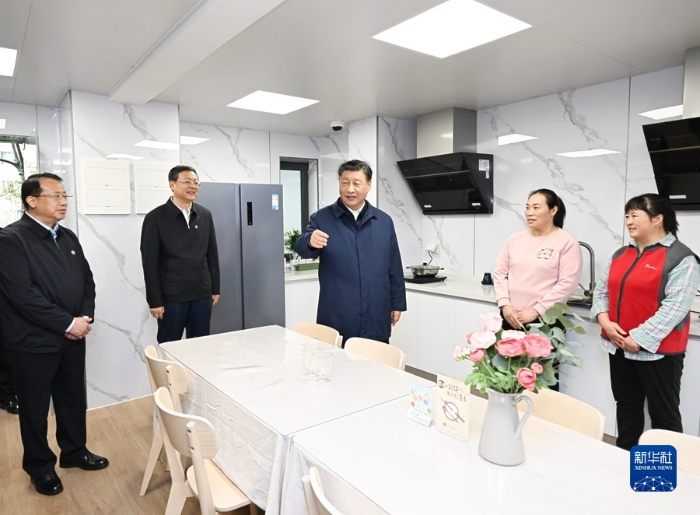 11月28日至12月2日，中共中央總書(shū)記、國(guó)家主席、中央軍委主席習(xí)近平在上?？疾?。這是11月29日下午，習(xí)近平在閔行區(qū)新時(shí)代城市建設(shè)者管理者之家公共廚房考察。新華社記者 謝環(huán)馳 攝