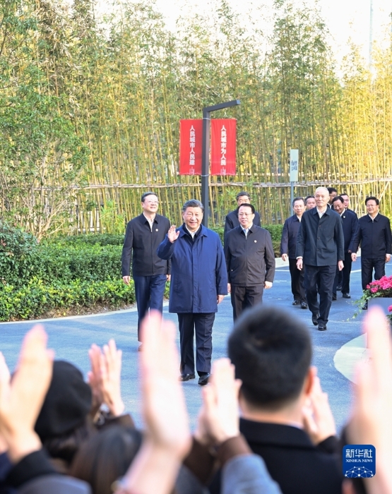 11月28日至12月2日，中共中央總書(shū)記、國(guó)家主席、中央軍委主席習(xí)近平在上?？疾?。這是11月29日下午，習(xí)近平在閔行區(qū)新時(shí)代城市建設(shè)者管理者之家，向社區(qū)居民揮手致意。新華社記者 申宏 攝