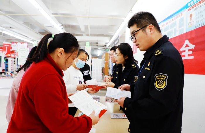 圖為工作人員現(xiàn)場解答藥品安全相關(guān)問題。