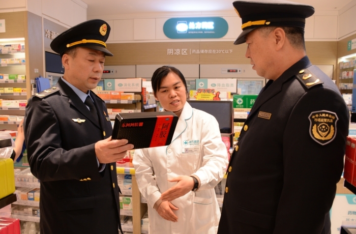 圖為12月5日，執(zhí)法人員在一家藥品經(jīng)營企業(yè)檢查補益藥