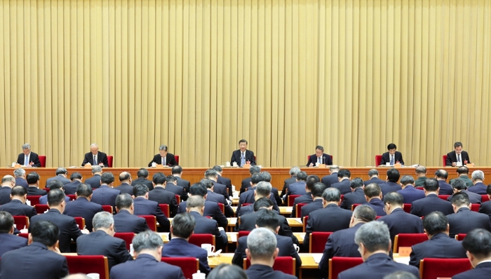 12月11日至12日，中央經(jīng)濟(jì)工作會(huì)議在北京舉行。中共中央總書(shū)記、國(guó)家主席、中央軍委主席習(xí)近平出席會(huì)議并發(fā)表重要講話(huà)。李強(qiáng)、趙樂(lè)際、王滬寧、蔡奇、丁薛祥、李希出席會(huì)議。新華社記者 姚大偉 攝