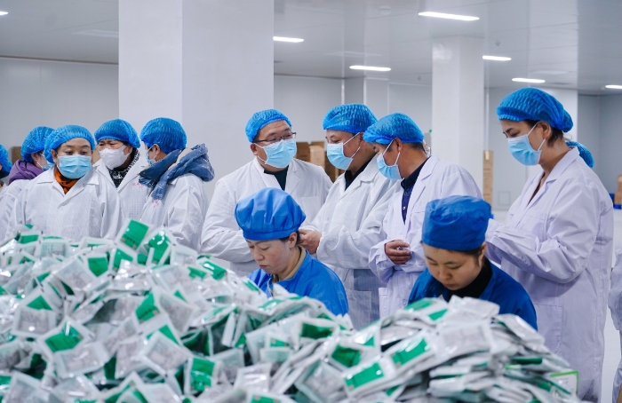 圖為社區(qū)群眾代表、藥品從業(yè)人員在甘肅河西制藥有限責(zé)任公司參觀藥品包裝環(huán)節(jié)。