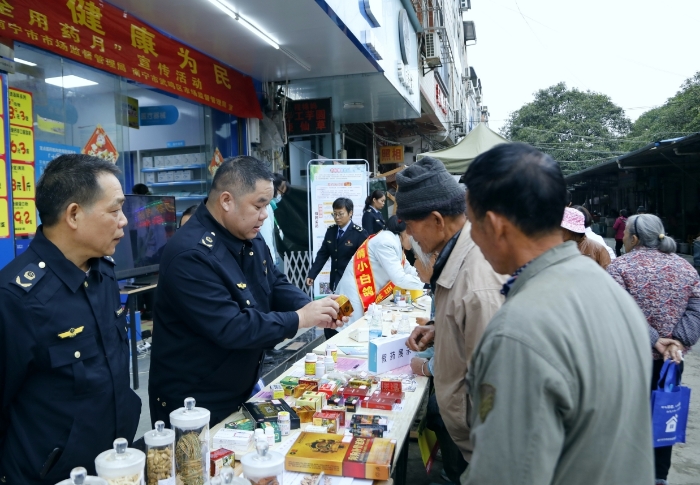 市場監(jiān)管部門工作人員向公眾介紹如何識別假冒偽劣藥品。（何正君 攝）