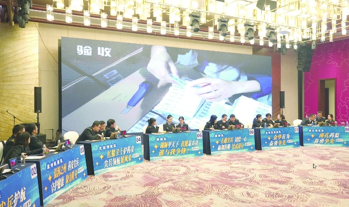 圖①為今年11月15日，浙江省職業(yè)檢查“尖兵領(lǐng)航”藥品流通檢查技能比武在嘉興舉行。圖為技能比武現(xiàn)場。