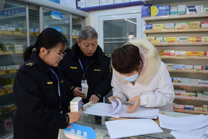 圖為執(zhí)法人員正在一家藥品零售企業(yè)檢查右美沙芬口服單方制劑的銷售情況。