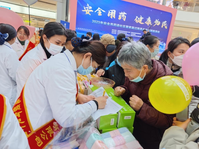 圖為定點(diǎn)回收單位工作人員在登記群眾交納的家庭過期藥品。（單曉彤 攝）