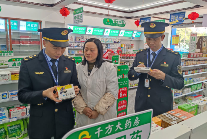 圖為1月5日，該局執(zhí)法人員在一家零售藥店宣貫《管理辦法》及檢查藥品質(zhì)量。