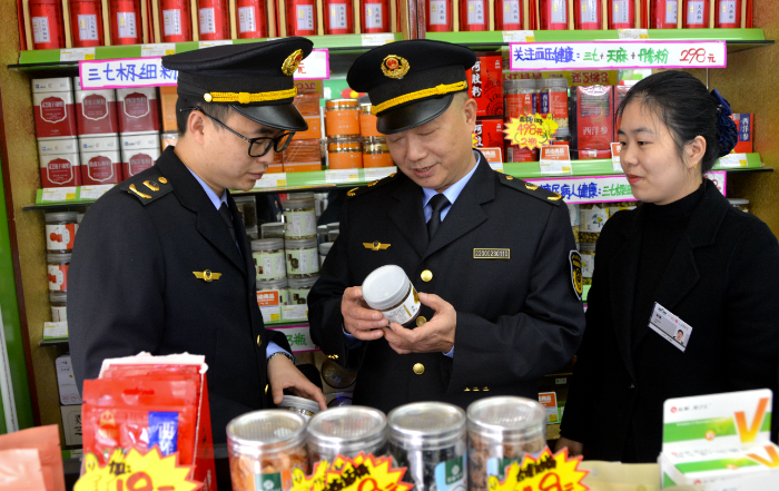 圖為1月8日，該局馬鞍街道市場監(jiān)管所執(zhí)法人員在一家藥店檢查中藥飲片質量。