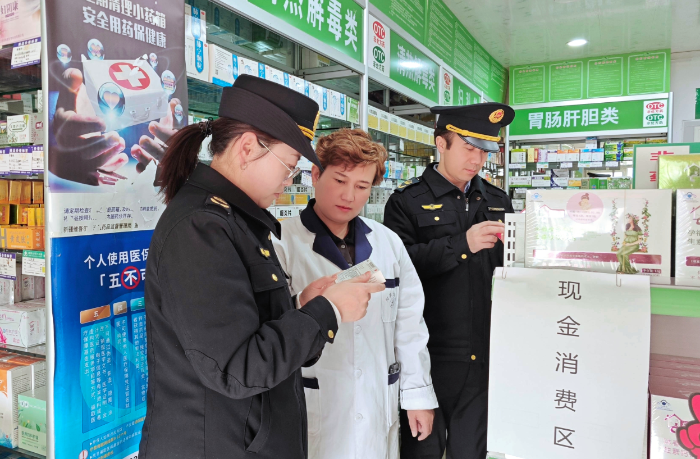 圖為該局執(zhí)法人員在一家藥店檢查。