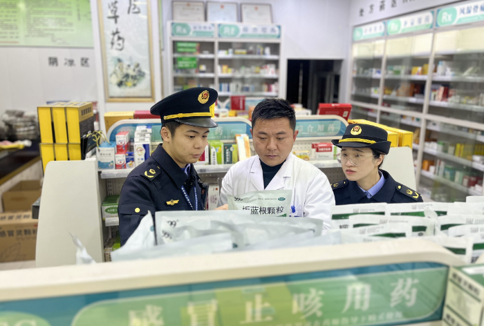 圖為該局執(zhí)法人員在一家藥店內(nèi)檢查感冒用藥。