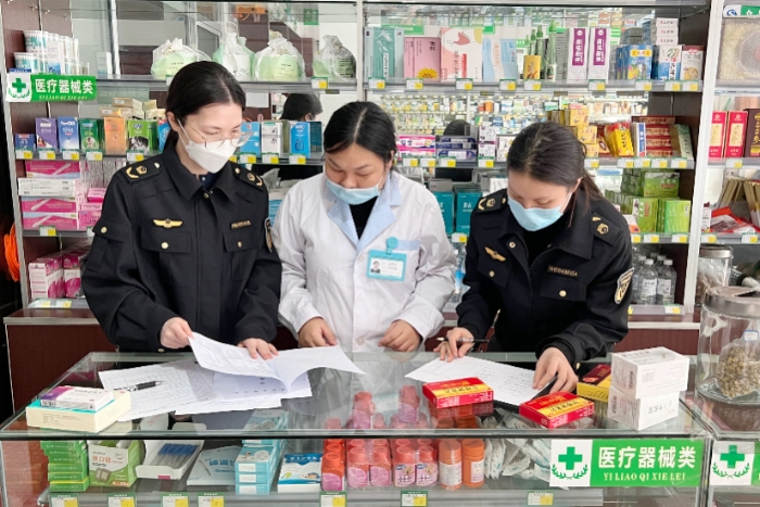 圖為該局監(jiān)管人員在一家藥店檢查藥品、醫(yī)療器械進銷存數(shù)據(jù)及票據(jù)情況。